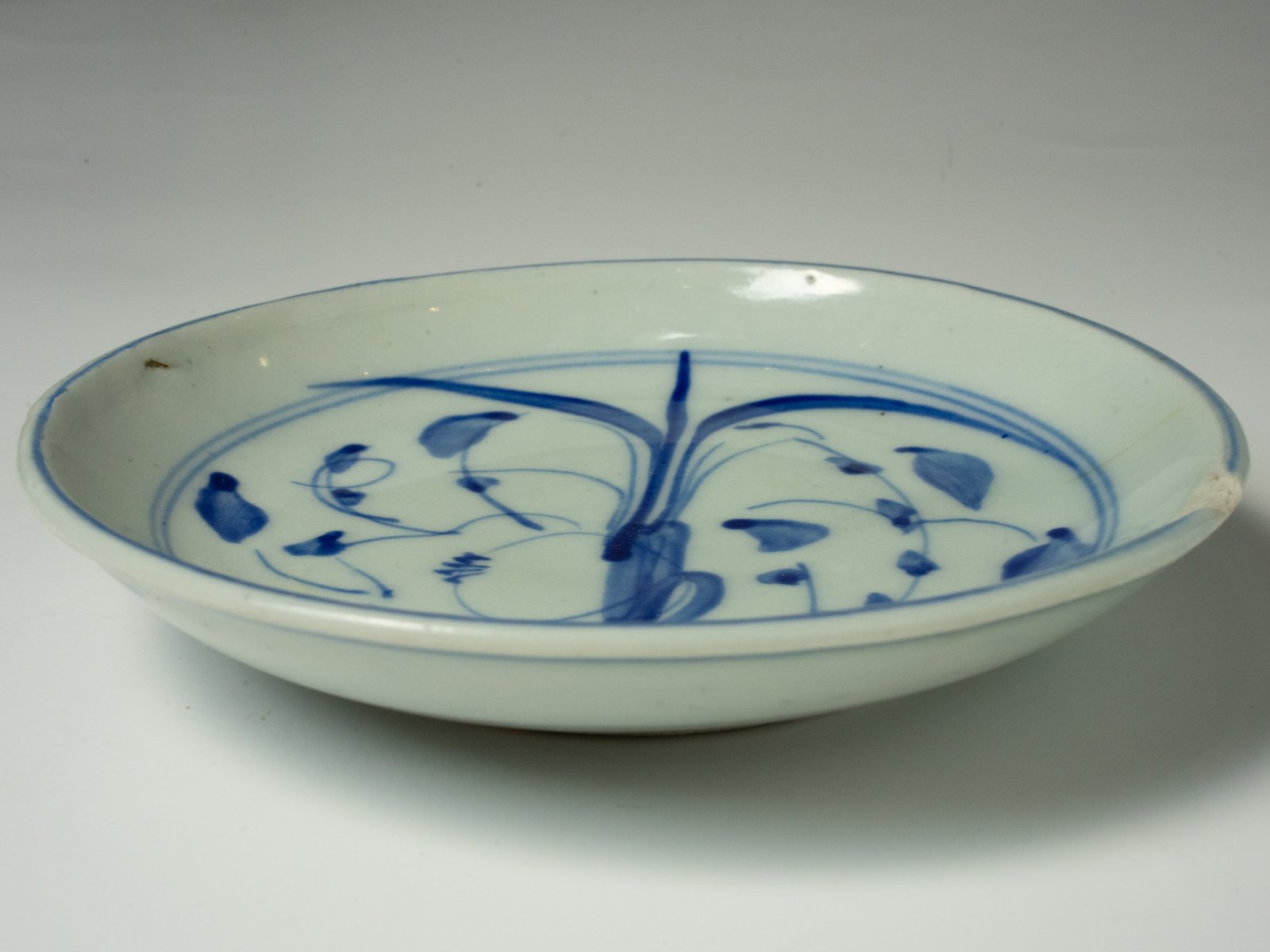 Chinese Antique Blue and White Ming Dynasty Plate with Character Riding a Horse - Image 2