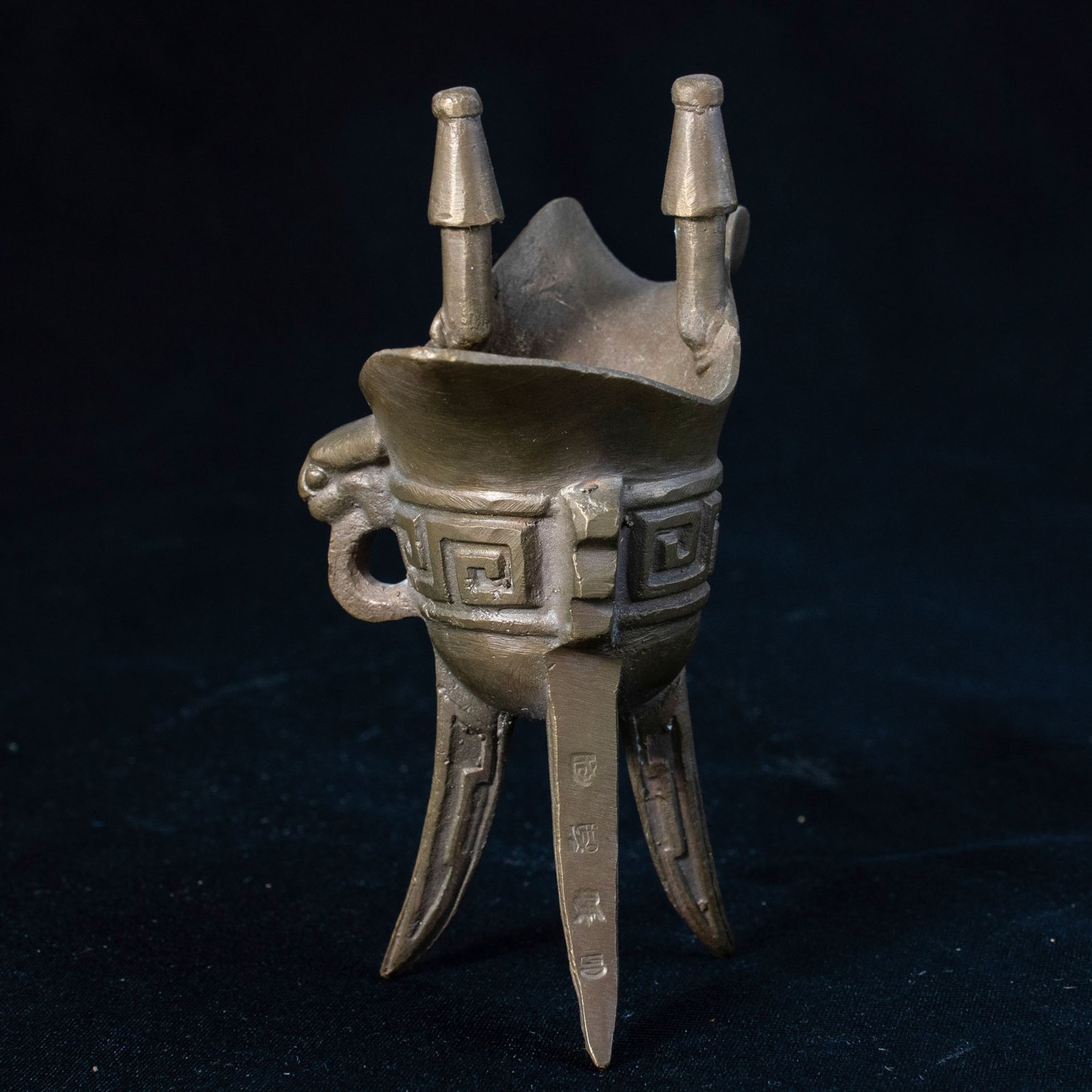 Antique Chinese Wine Cup Statue in Bronze