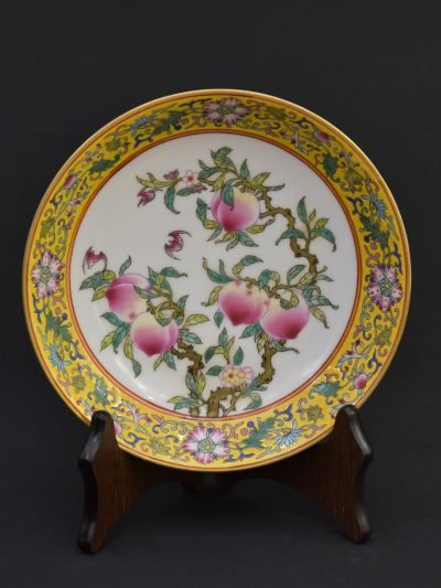 Vintage 1970s Chinese Ceramic Decorative Plate – Peach Motif, Floral Border – 23cm Height