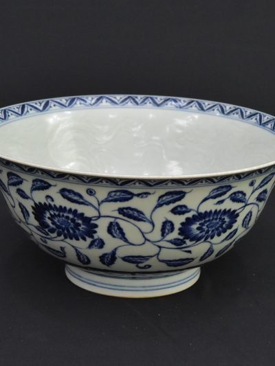 Vintage 1980s Blue and White Porcelain Bowl – Lotus Scroll & Incised Dragon Design | 仿大明宣德 青花瓷大碗