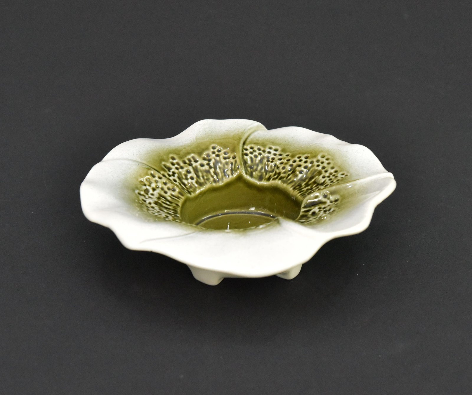 Vintage Late 90s Ceramic Flower-Shaped Plate – Green & White Glaze – Decorative Dish