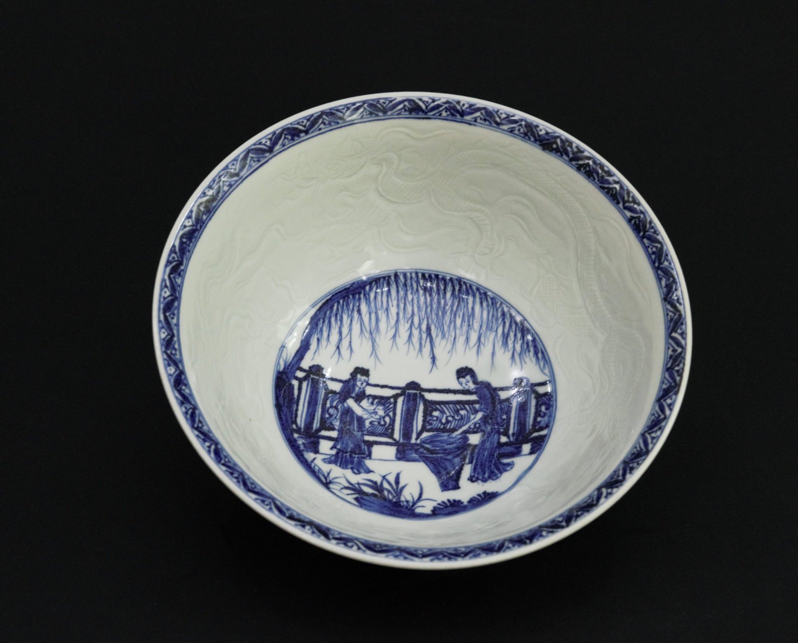 Vintage Chinese Blue and White Porcelain Bowl – 1980s Reproduction of Ming Xuande Style – “Ladies in Garden” Scene with Incised Dragon Motif - Image 4