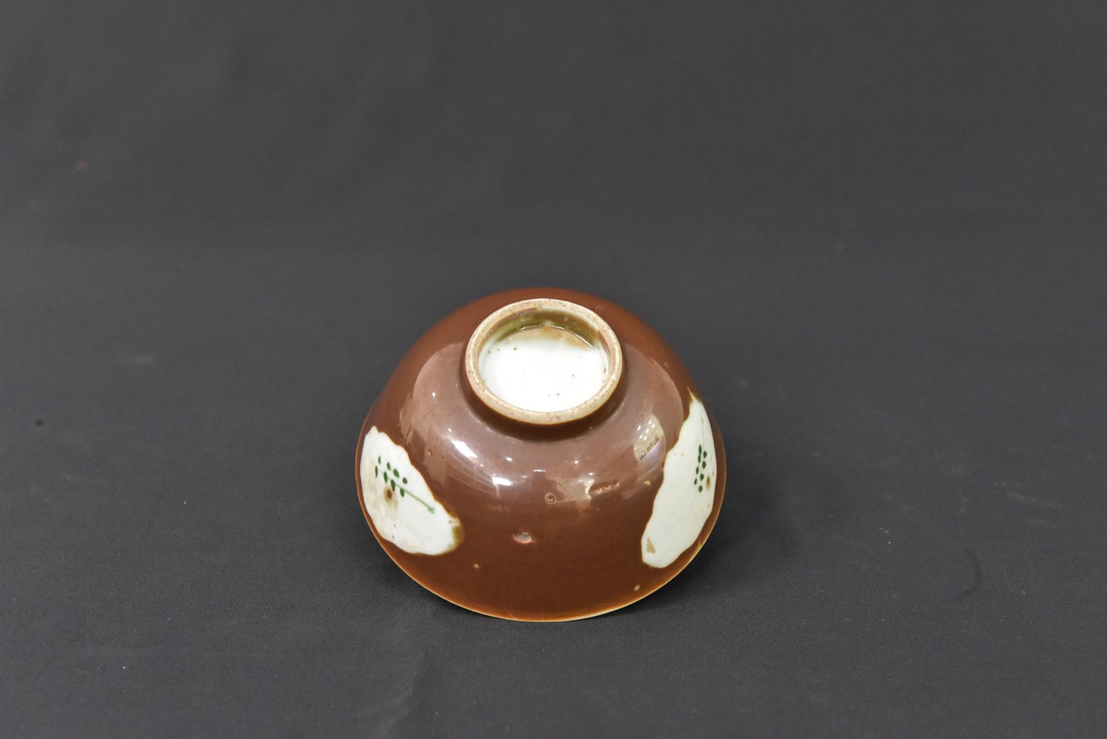 Vintage 1970s Chinese Porcelain Tea Bowl – Brown Glaze with Hand-Painted Floral Detail - Image 3
