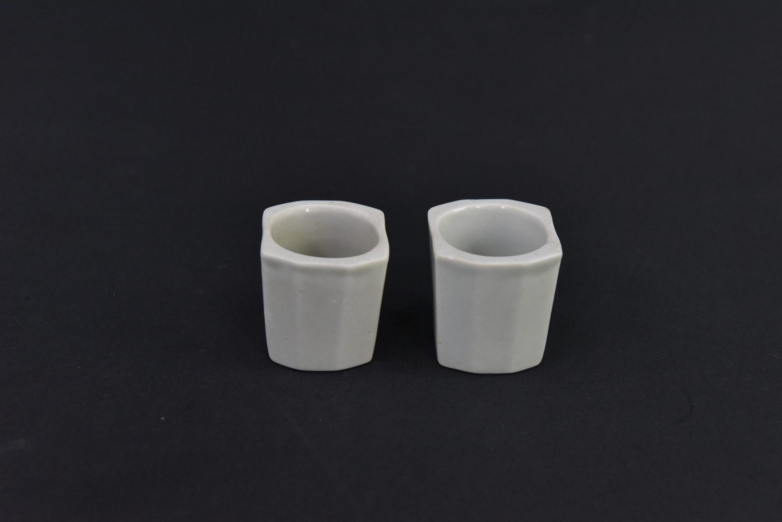 Vintage 1980s Ceramic Toothpick Holders – Set of 2 – White, Hexagonal Design - Image 3
